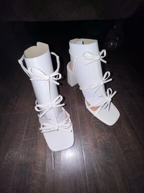 Madden Girl White/Ecru Chunky Heel Sandals NIB – Triple Strap Bow Detail Size 7